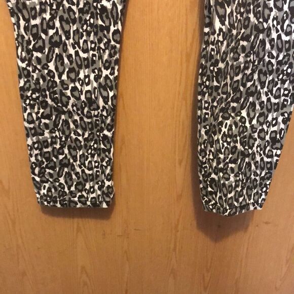 D. Jeans size 8 animal print skinny jeans - Picture 7 of 10